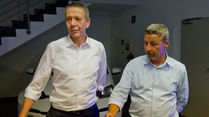 Predseda predstavenstva Volkswagen Slovakia Ralf Sacht a predseda Moderných odborov Volskwagen Zoroslav Smolinský.