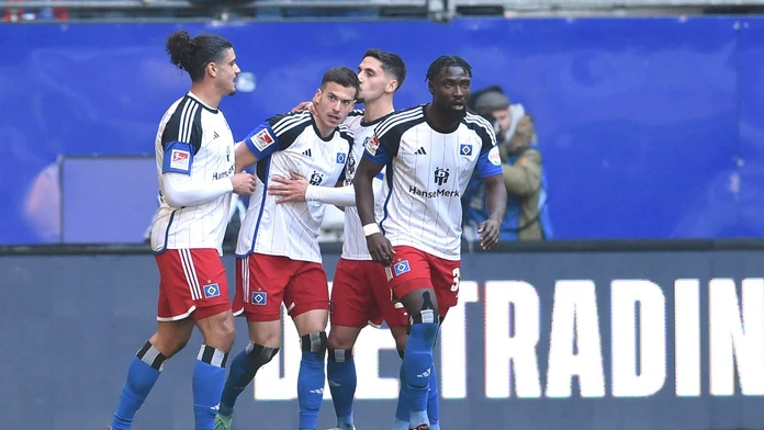 Laszló Bénes sa teší z gólu za Hamburg