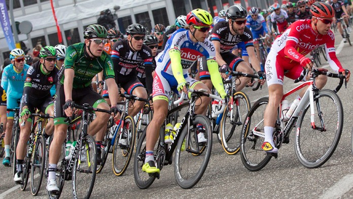 Cyklista tímu Tinkoff-Saxo Peter Sagan v pelotóne počas preteku Scheldeprijs.