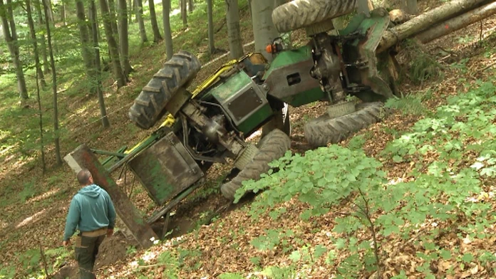 Tragická nehoda pri zvážaní dreva.