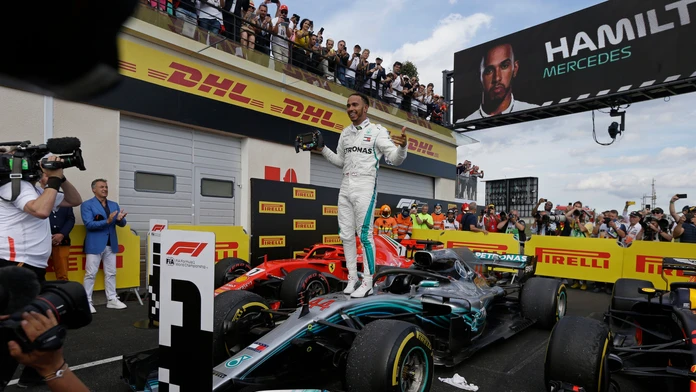 Lewis Hamilton oslavuje víťazstvo na VC Francúzska.