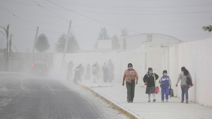 Príslušné úrady vyzvali obyvateľov, aby nosili masky a nedýchali jemný popol