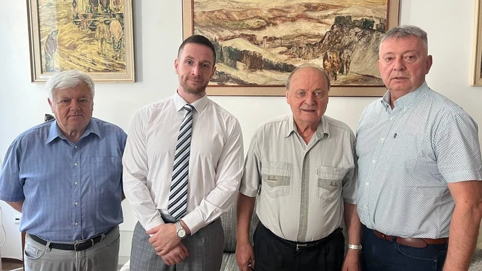 Milan Uhrík s Viliamom Longauerom ( v strede) 