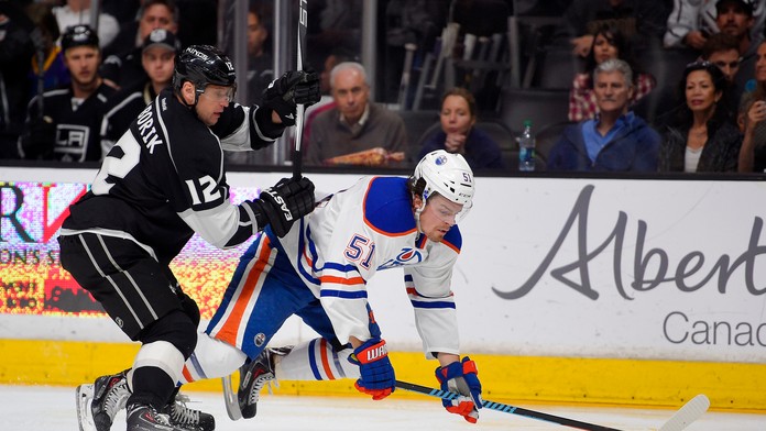 Marián Gáborík (LA Kings) bojuje o puk so Švédom Antonom Landerom (Edmonton).