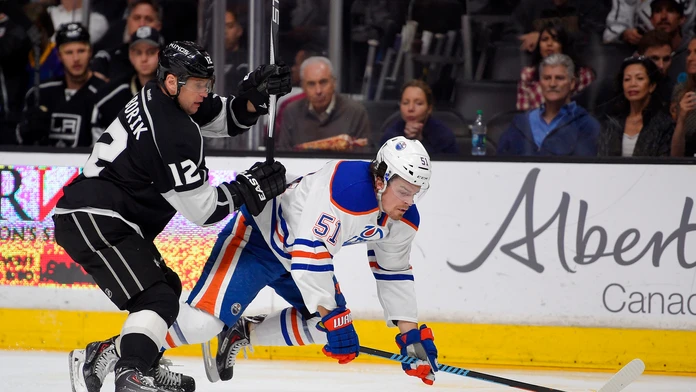 Marián Gáborík (LA Kings) bojuje o puk so Švédom Antonom Landerom (Edmonton).