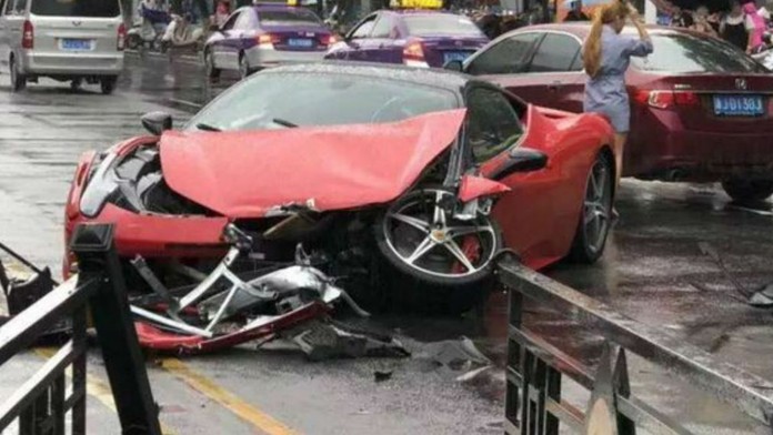 Číňanka zdemolovala požičané Ferrari
