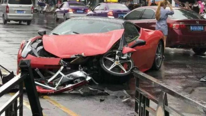 Číňanka zdemolovala požičané Ferrari