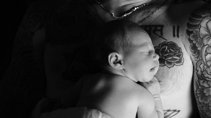 Adam Levine sa pochválil prvou fotkou krásnej dcérky