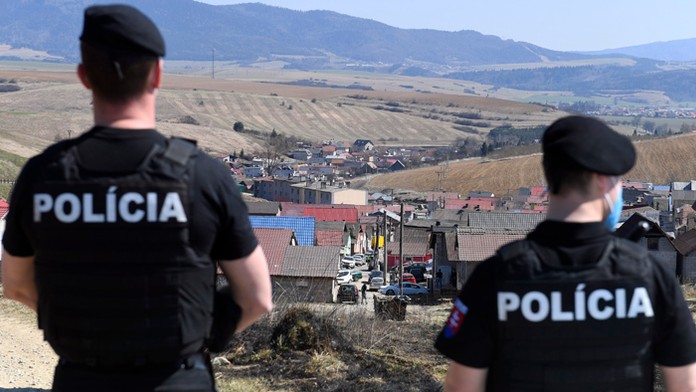 Polícia stráži uzavretú osadu v Bystranoch.