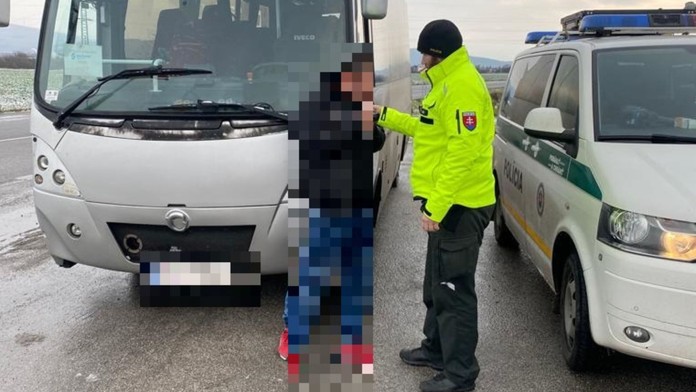 Vodič autobusu viezol cestujúcich po zasneženej a mrznúcej ceste. Pri kontrole nafúkal