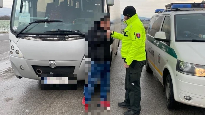 Vodič autobusu viezol cestujúcich po zasneženej a mrznúcej ceste. Pri kontrole nafúkal