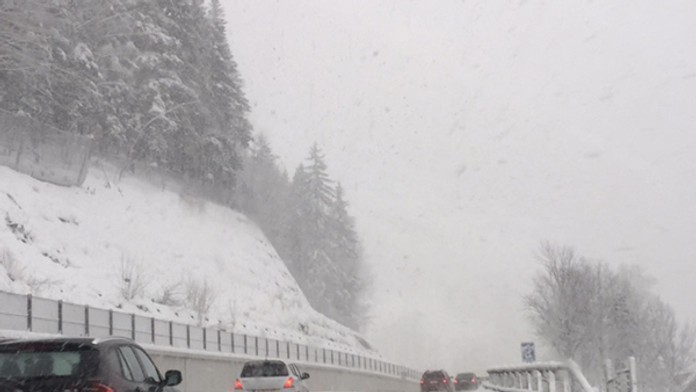 Zasnežená cesta cez horský priechod Donovaly na Zelený štvrtok.