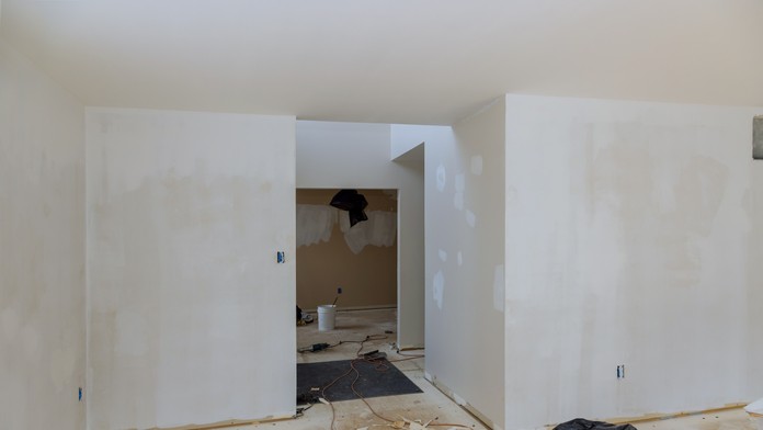 Žena si pred dovolenkou nechala prerobiť byt. Po návrate našla v stene zamurované telo