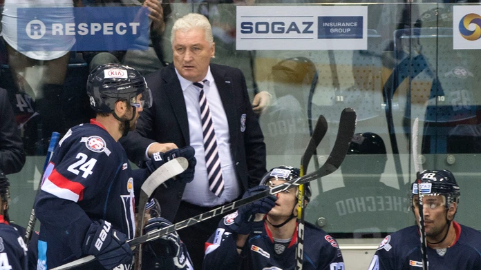 Kouč Slovana Miloš Říha dáva pokyny svojim zverencom v dueli KHL proti Medveščaku.