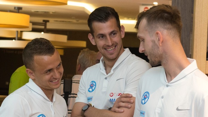 Futbaloví reprezentanti Stanislav Lobotka, Martin Dúbravka a Norbert Gyömbér po príchode na reprezentačný zraz.