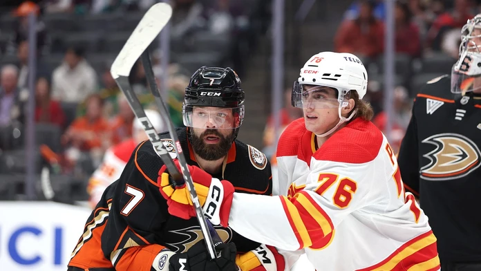 Pospíšil prispel dvoma bodmi k triumfu Calgary, debut Honzeka
