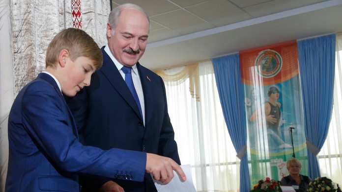 Bieloruský prezident Alexander Lukašenko a jeho najmladší syn Nikolaj počas hlasovania v prezidentských voľbách