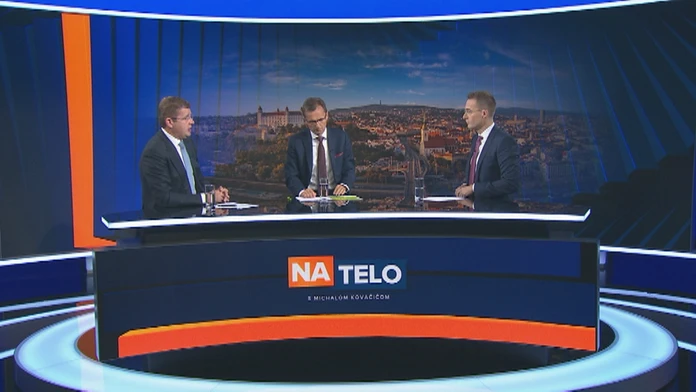 Na telo s Michalom Kovačičom, hostia Peter Žiga (vľavo) a Ľubomír Galko (v strede).