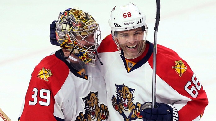 Hokejista Floridy Panthers Čech Jaromír Jágr sa teší s brankárom Danom Ellisom.