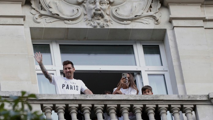 Lionel Messi z balkóna hotela zdraví fanúšikov PSG.