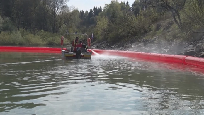 Hasiči zasahujú po ekologickej havárii na Liptovskej Mare.
