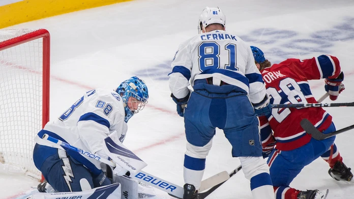 Erik Černák v akcii proti Montrealu Canadiens.