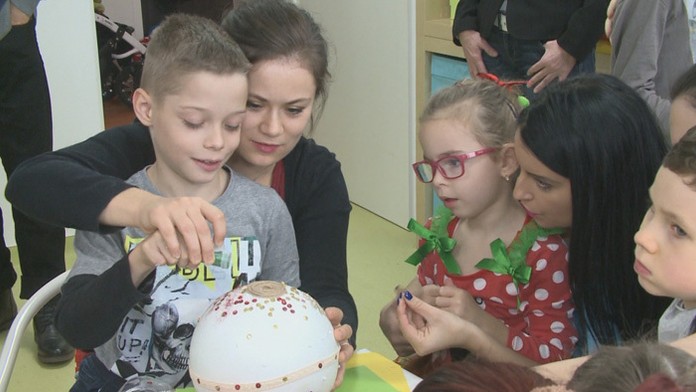 Deti vyrábajú vianočné gule.