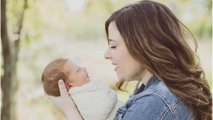 Šťastná Maddie so svojim dieťaťom. 