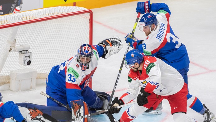 Na snímke vľavo brankár Rastislav Škorvánek v zápase proti Česku 