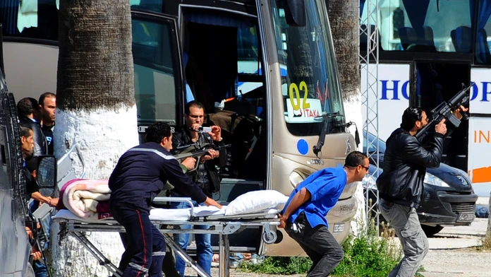 Záchranné a policajné jednotky pred múzeom Bárdú v Tunisku.