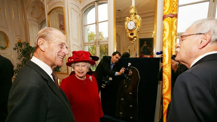 Na snímke zľava princ Philip,  britská kráľovná Alžbeta II. a prezident SR Ivan Gašparovič (vpravo) hrá na fujare.