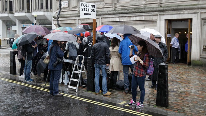 Novinári počas refenda pred volebnou miestnosťou v Londýne.