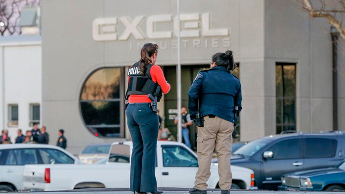 Štyria ľudia zahynuli vo štvrtok pri streľbe v Kansase.