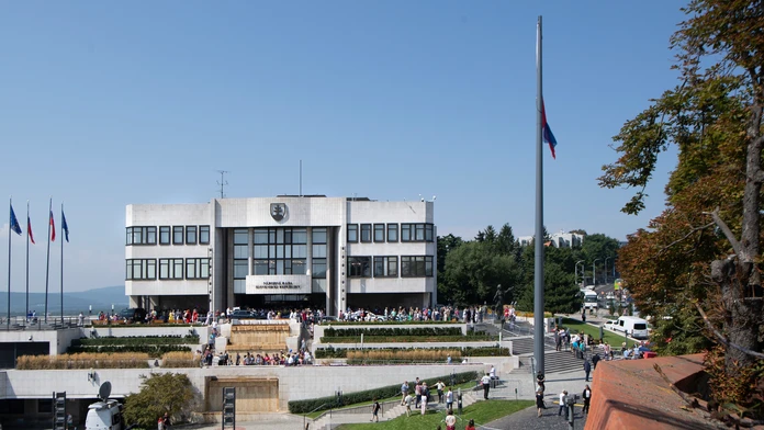 Vlajka na stožiari pred parlamentom.
