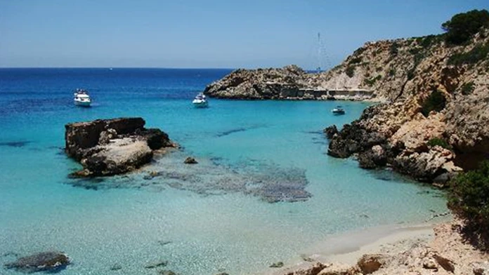 Pláž Cala Tarida na Ibize