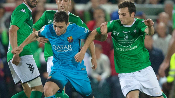 Futbalista FC Barcelona Munir El Haddadi (uprostred) a hráči domáceho treťoligového CF Villanovense.