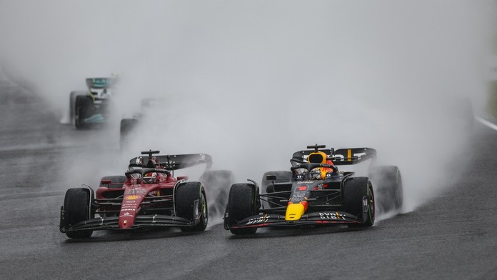 Max Verstappen opäť majstrom sveta, pomohla mu penalizácia súpera. Aj s VC Japonska zatočil tajfún