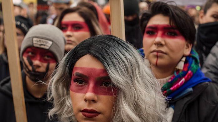 Zľava Matt Tennyson, Taylor Hall a Ty Smith z New Jersey oslavujú gól v príprave proti Columbusu.