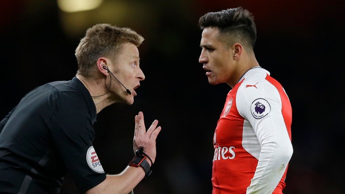 Rozhodca dôrazne dohovára Alexisovi Sanchézovi.