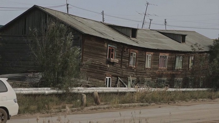 Domy na Sibíri sa pre roztápajúci permafrost deformujú