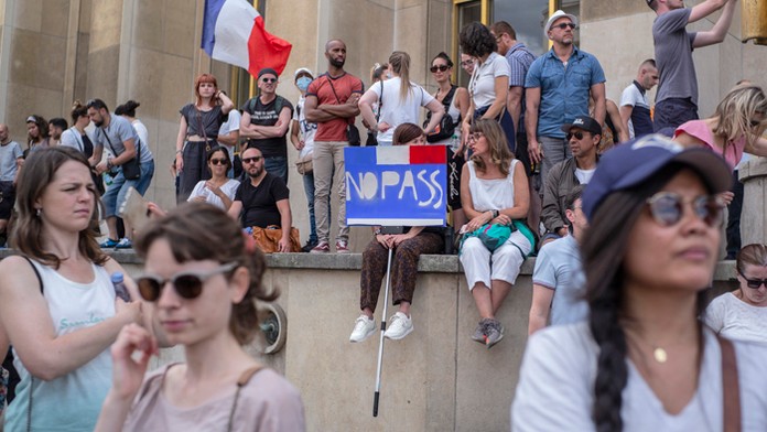 Protesty proti pandemickým opatreniam v Paríži.