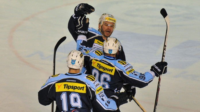 Radosť hráčov Nitry po strelení gólu (zhora Jozef Stümpel, Lukáš Novák a Peter König)