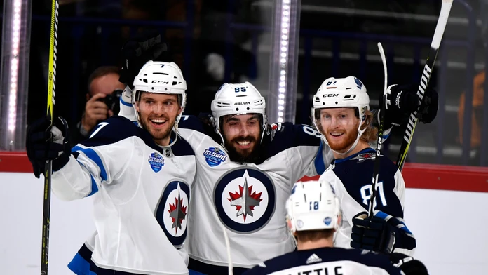 Mathieu Perreault (v strede) oslavuje so spoluhráčmi z Winnipegu, vľavo Benom Chiarotom a vpravo Kylem Connerom gól proti Florid