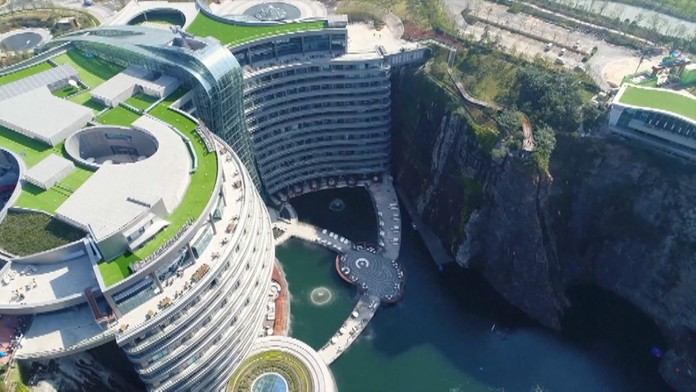 Hotel v rokline.