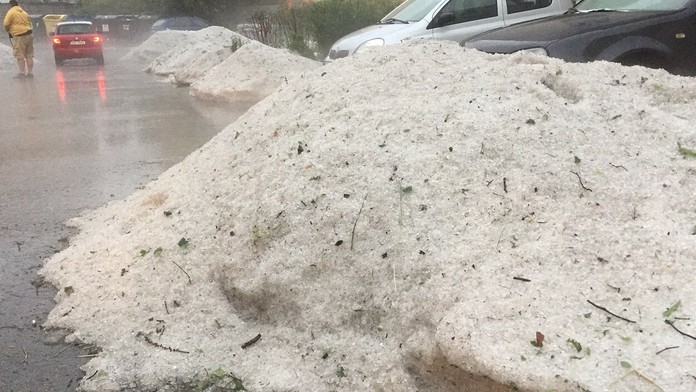 Českom sa prehnala búrka s krupami.