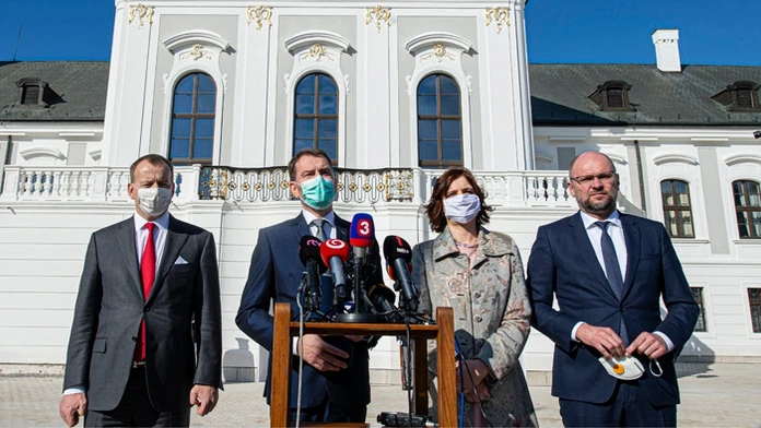 Neskorší termín predčasných volieb môže jednej strane zlomiť väz. Ohrozia ju nové projekty