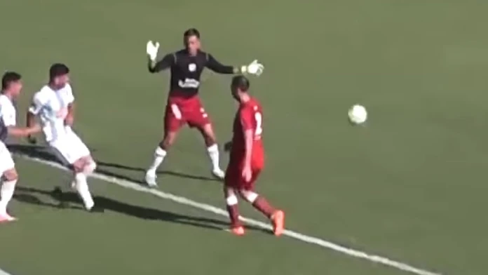 Loptu, ktorá sa po zbabranom výkope odrazila od obrancu Belgrana priamo k nohám útočníka domácich.