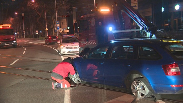 auto, strelba, bratislavaAuto, na ktoré strieľala polícia.