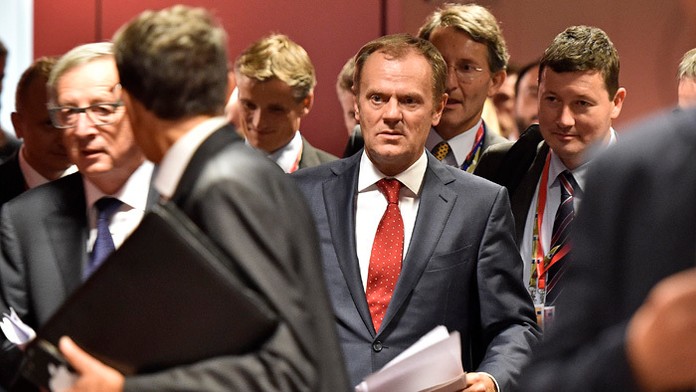 Jean-Claude Juncker vľavo a Donald Tusk na summite v Bruseli.