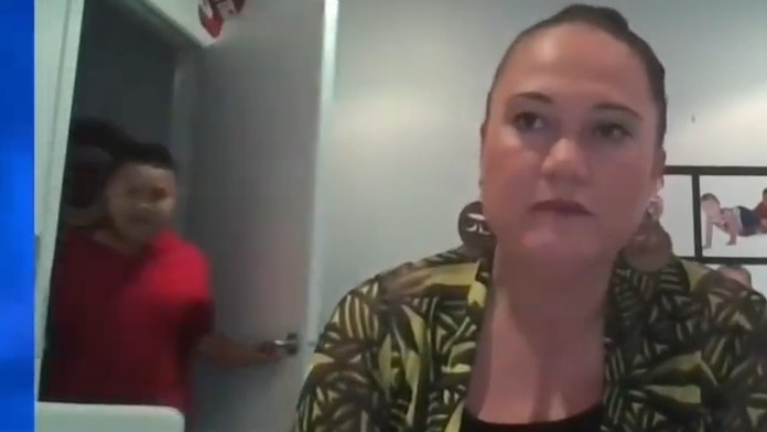 Syn novozélandskej ministerky narušil rozhovor.